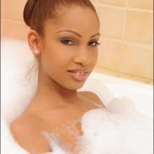 Cuban seductress Katia De Lys in the bathtub making us hard